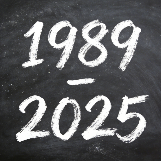 2025年末，80后集体完成一场无声的成人礼。最后一盏36岁的烛光熄灭时，我们接过了中年的火种——它更温和，也更明亮。